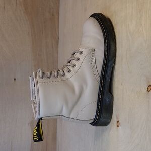 Dr. Martens 1460 8-eyelet Beige Side Zipper Boots